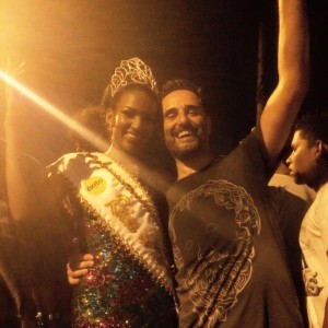 Jorge Drexler y una reina popular del Carnaval, en plena rueda de cumbia.