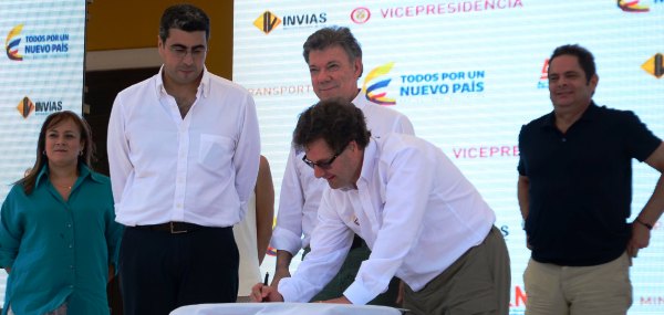 1 El Presidente Santos es testigo de la firma del contrato para la concesión y recuperación del Cortissoz. Con el Vice Germán Vargas y Tatyana Orozco de testigos. Firman: Juan Francisco Herrera Bojanini, de Aeropuertos del Caribe, y Luis Francisco Andrade Moreno. de la ANI: