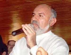 2 Bernardo Hoyos volvió a cantar la tabla en el Rincón Latino.