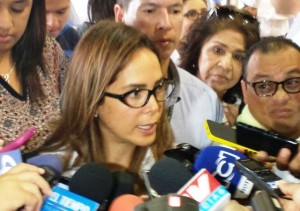 2 Gina Parody, ministra de Educación, asediada por la prensa.