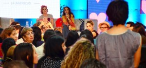 3 Agatha Ruiz ofreció un excelente conversatorio, bajo la conducción de Pilar Castaño.