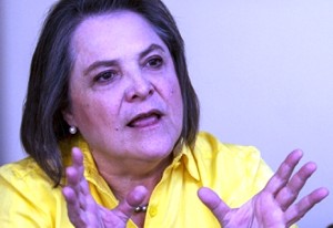 3 Clara López sostiene que es el momento de democratizar el país.