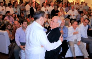 5  Fuad Char recibe las felicitacitaciones del Arzobispo de Barranquilla, Monseñor Víctor Tamayo.