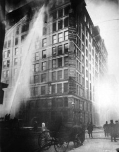 8 En un arrasador incendio en una fábrica de Camisas en Nueva York, 140 obreras murieron carbonizadas y otras 71 resultaron gravemente heridas.