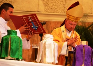 9 Monseñor Jairo Jaamillo, durante la Bendicion de los santos óleos en la catadral de Barranquilla.