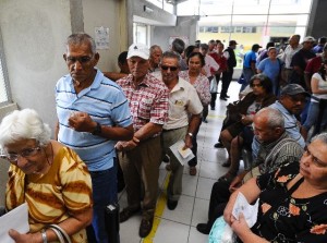Hay que tener corazón de hierro para ver a pacientes de todas las edades esperando atención hospitalaria.