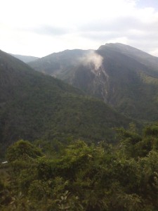 A la altura del kilómetro 22 en la vía Cúcuta - Pamplona se produjo un derrumbe en una montaña a causa del temblor.