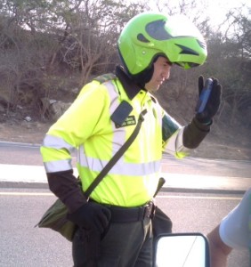 2 El Patrullero Fabián Rincón en todo momento se dedicó a filmar y grabar hasta el ruido de os carros que pasaban con dificultades.
