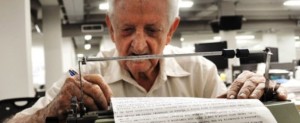 2 Cuadrando la hojita de papel en la vieja máquina, Don Chelo no tiene prisa.