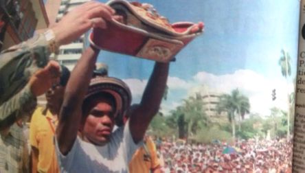 Mauricio con el fajón de Campeón Mundial, es paseado en lo alto del carro de bomberos mientras la multitud delirante lo idolatra como lo más grande de Montería.
