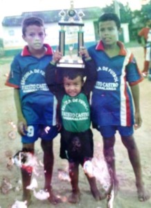 Juan Camilo, Andrés Felipe y el pequeñín con el trofeo, Carlos Alberto Roa.