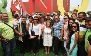 5  ¡Quién cubre las noticias? ¡Nadie! Todos los periodistas posan, felices de la vida, con la Alcalesa. 
