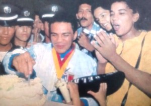 5 celebrando cumpleaños con su entonces esposa