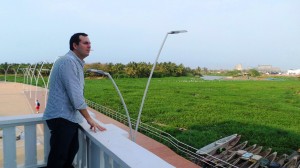 Simán Slebi en el balcón de su oficina, que queda en la Intendencia Fluvial y que le da vista hacia el caño de la Ahuyama. Es un paisaje de canoas, garzas y follaje que poco a poco recupera su verdor y su limpieza. Allí funciona la secretaría de Cultura, un símbolo de la visión futura de la ciudad.