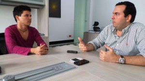 A la izquierda, Jorge Sarmiento Figueroa, de Lachachara.co, con Afif Simán Slebi, Secretario de Cultura de Barranquilla.