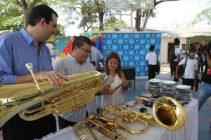 La Alcaldesa Elsa Noguera y su Secretario de Cultura entregan dotación de instrumentos a las Casas de Cultura. (foto cortesía www.regióncaribe.org)