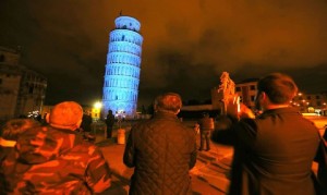 La torre Pisa (Italia) iluminada de azul.