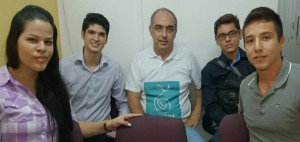 El alcalde Donamaris Paris con estudiantes de ingeniería.