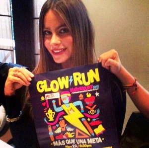 En la redes sociales, Sofia Vergara apoya la carrera "Glow Run" y a la institución de la cual es egresada. 