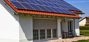CASA CON PANELES DE ENERGIA SOLAR