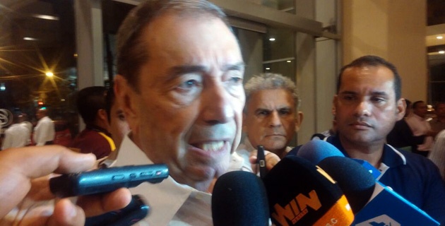 Fuado Char es fotografiado por el reportero gráfico de El Heraldo, Rosember Anaya, en momentos en que los periodistas lo entrevistan. Entre ellos, nuestro editor de Deportes, Francisco Figueroa Turcios.
