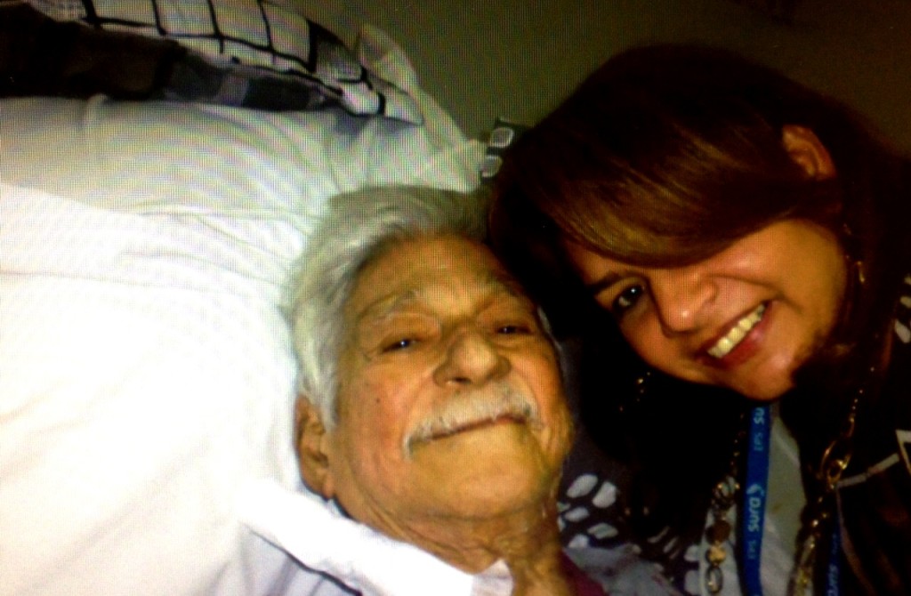 Marco T. Barros y su nieta.