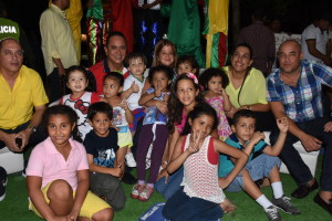 La Alcaldesa Elsa Noguera junto a los habitantes del barrio, principalmente los niños. La acompaña Gonzalo Baute, gerente del Foro Hídrico.