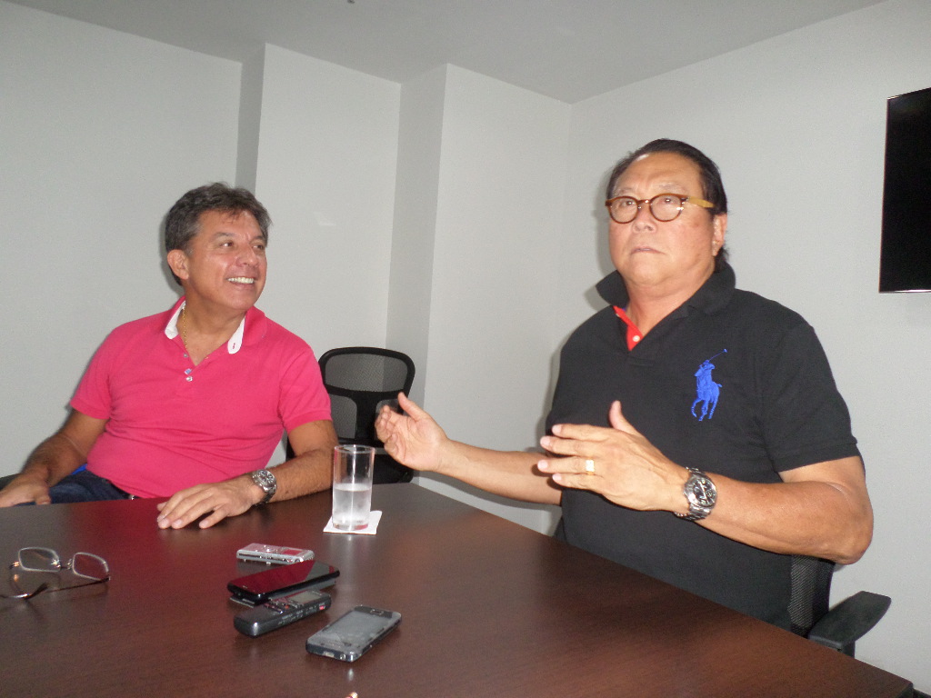 Robert Kiyosaki, a la derecha. Lo acompaña su asistente Fernando Pacheco.