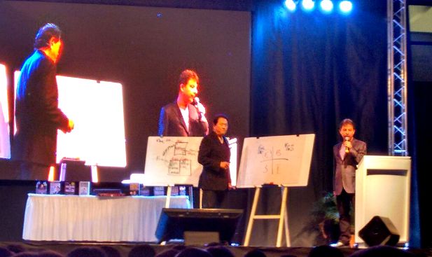 El asistente personal de Kiyosaki, que sí habla español, tuvo que improvisar como traductor, ante las quejas del público.