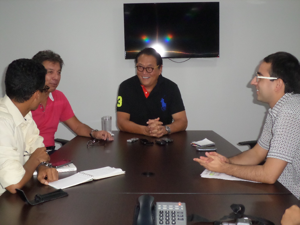 Los colegas periodistas Nilson Romo, Camilo Parga, Tussie Bowil y Jorge Sarmiento Figueroa, escucharon las enseñanzas de Kiyosaki.
