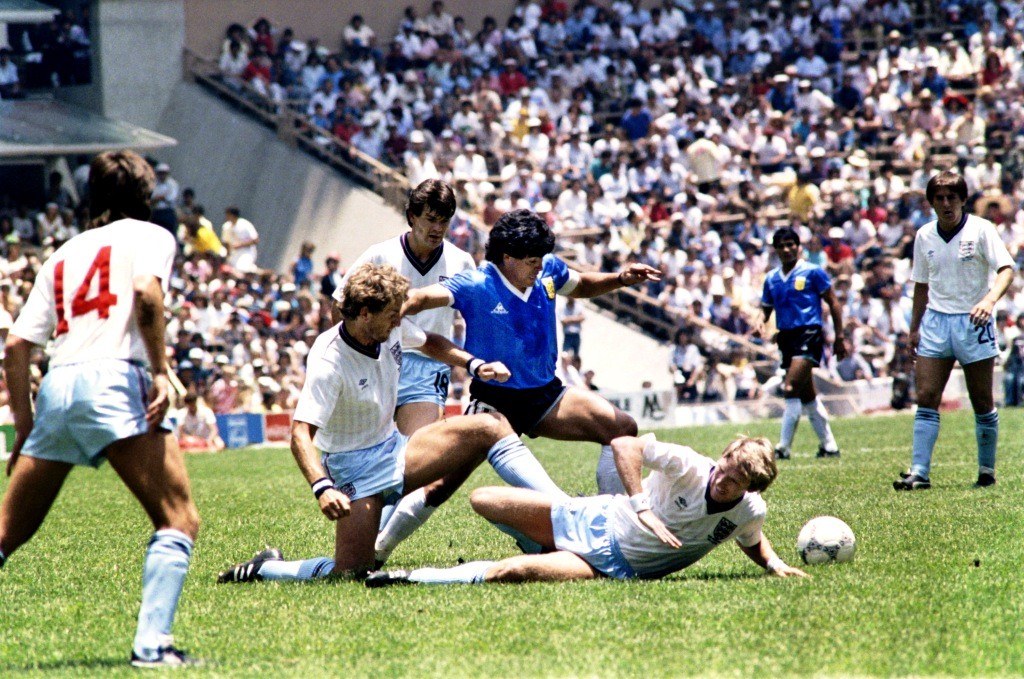 Maradona enseñó a bailar a los ingleses en 1986.