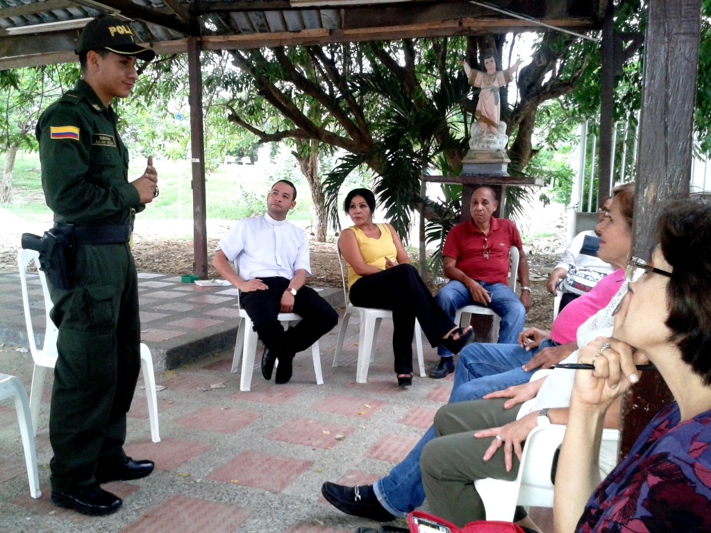 El nuevo comandante de Policía del sector se dirige a la comunidad en la reunión de seguridad realizada en la capilla de El Limoncito, el pasado 10 de junio.