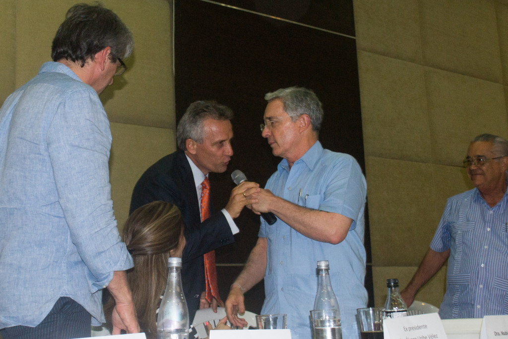 Luigi Boria saluda al ex presidente Uribe.