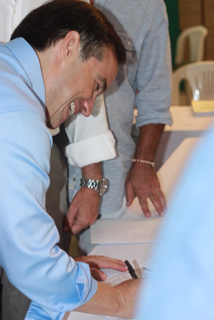Hugo Ortíz Velásquez durante la firma del acta de inscripción. Foto por: Jhony Ortíz.