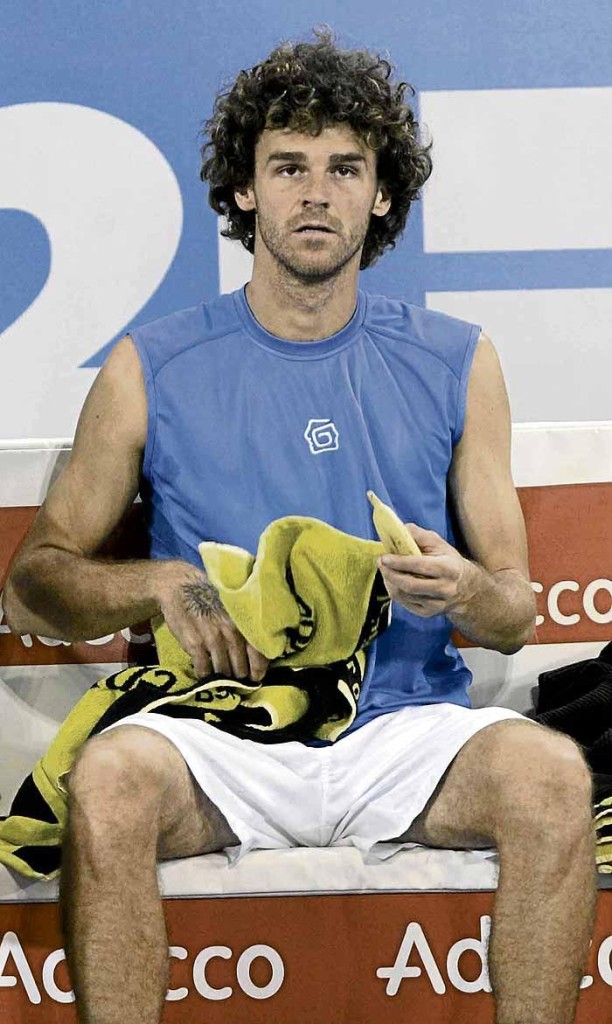 Este flaco es Gustavo Kuerten. ¿No parece deportista? Bueno, él llegó a ser número 1 del mundo en el tenis. Es brasileño.