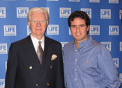 El joven Lázaro Bernstein junto a Bob Proctor (protagonista de El Secreto).