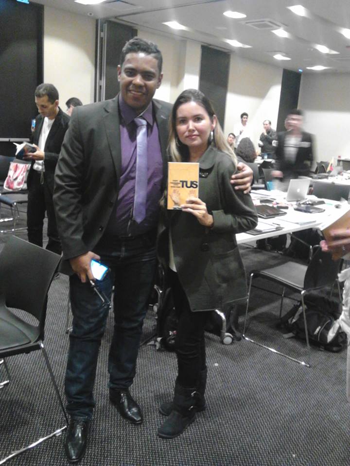 Ximena Ríos exhibe su libro junto a David Zúñiga, uno de los coach colombianos responsables de traer a AMI a Colombia. Él trabaja en equipo con Juan Flórez, oriundo de San Juan Nepomuceno, Sucre.