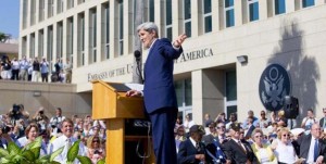 3 Kerry habla frente a la embajada