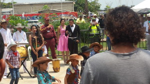 Carlos Vives disfrutando de la presentación de 15 niños pertenecientes a la Casa Distrital de Cultura Centro ‘Mi Pequeña Fantasía’