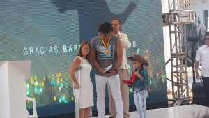 Durante la imposición de la medalla Puerta de Oro, en grado Comendador a Carlos Vives. 2