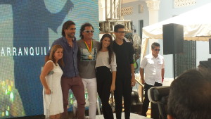 La alcaldesa Elsa Noguera y Carlos Vives acompañados de los protagonistas del video Abraham González, Valeria Charris y José Luis García. 2