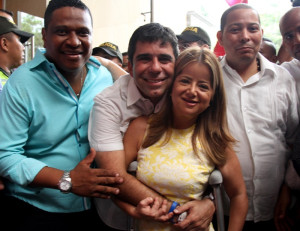 Alex Char abraza a Elsa con cariño, en el primer encuentro de este lunes después de las elecciones. A la derecha, todavía trasnochado por estar vigilando sus voticos, el concejal Juan Ospino.