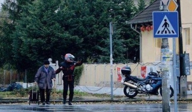 3 Moto se detuvo para ayudar a anciano
