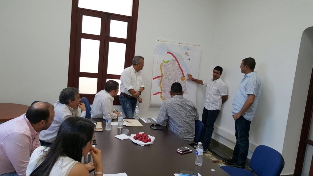 Alejandro Char analiza con mapa en mano y con el apoyo de su equipo y el del Igac.