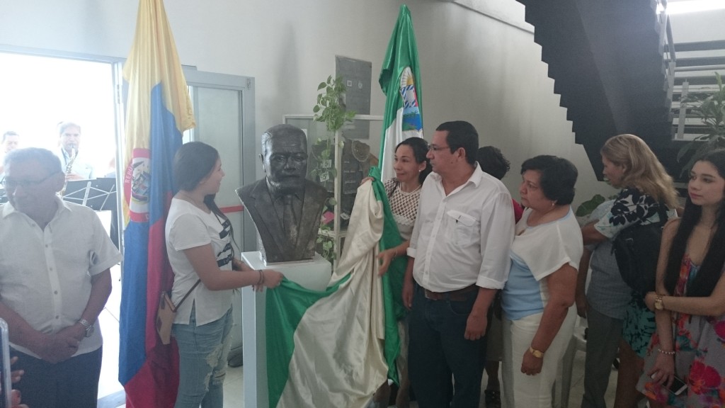 Busto develado en honor a José Elías Cury Lambraño, en la Casa de la Cultura de Corozal.