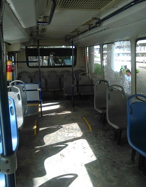2 Bus apedreado