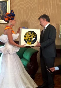 Marcela García se hace entrega al presidente una replica de la escultura "Mariposas amarillas" del Gabo.