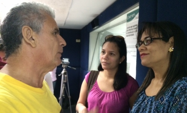 9 Figueroa habla y escuchan nidia y la jefe de prensa