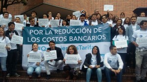 Usuarios colombianos han realizado plantones en los últimos días para pedir servicios más baratos.