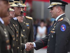 El ministro de Defensa, Vladimir Padrino, además de las armas ahora maneja recursos provenientes del petróleo, gas y otros minerales.